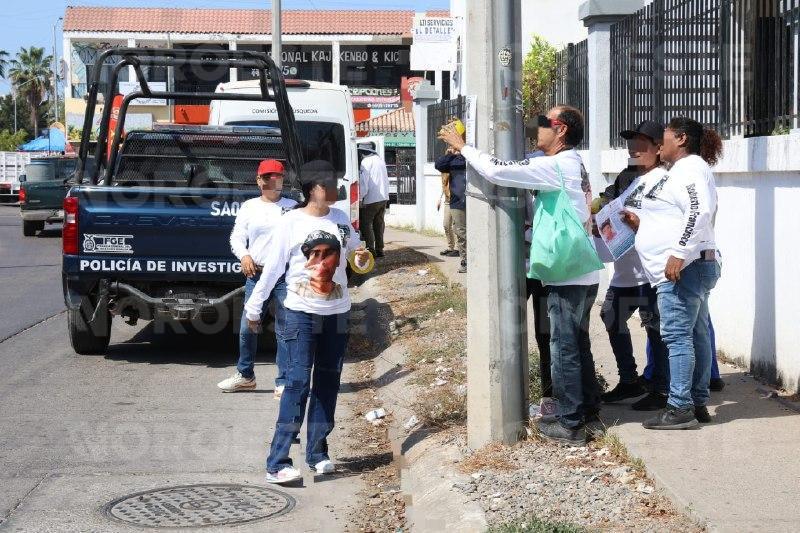 $!Buscadoras pegan fichas en colonias de Mazatlán; denuncian un año sin avances en caso de desaparecido