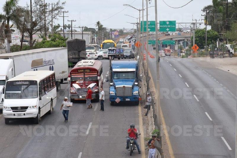 $!Incendio de pipa de gas provoca cierre total de la Carretera Internacional en Mazatlán