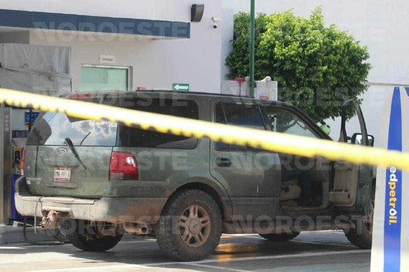 $!Asesinan a dos hombres a balazos en una gasolinera del sector Humaya, en Culiacán