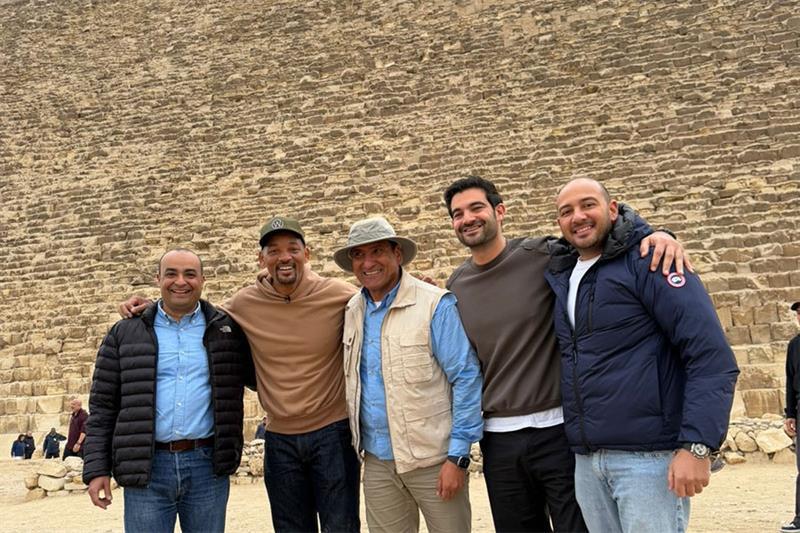 $!El actor estuvo acompañado por Ashraf Mohieldin, Director General de Antigüedades de Giza, y amigos.