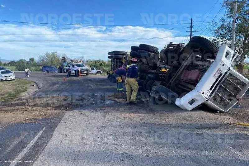 $!Tráiler pierde el control en curva y vuelca en la carretera a El Carrizo