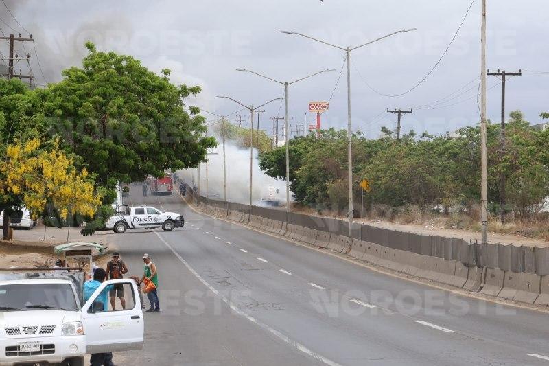 $!Incendio de pipa de gas provoca cierre total de la Carretera Internacional en Mazatlán