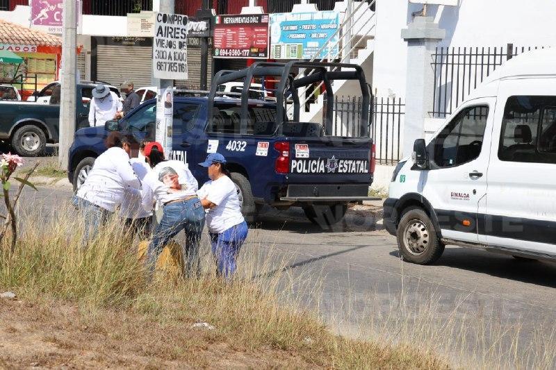 $!Buscadoras pegan fichas en colonias de Mazatlán; denuncian un año sin avances en caso de desaparecido