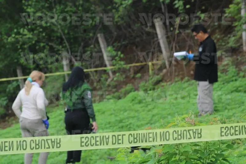 $!Hallan a hombre asesinado y esposado a un lado de la México 15, cerca de La Campana, al norte de Culiacán
