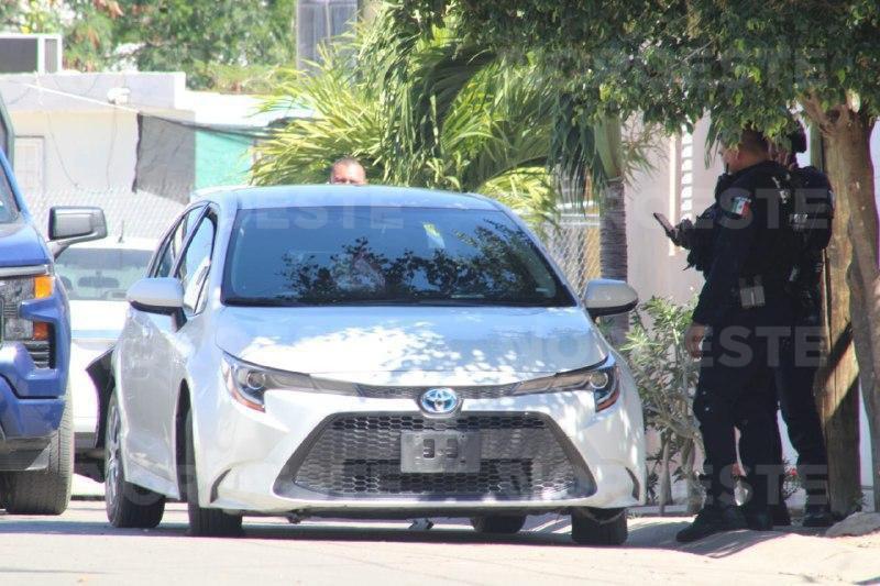 $!Persecución policial en Los Ángeles deja un vehículo asegurado y al menos un detenido, en Culiacán