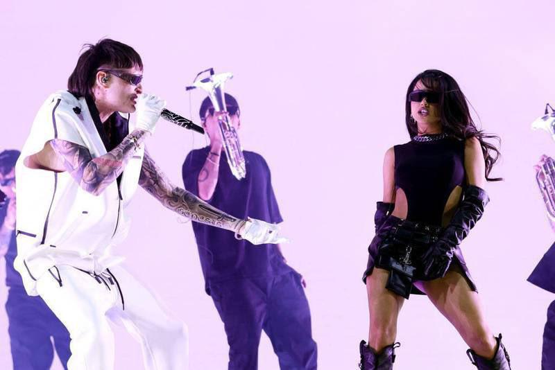 $!Peso Pluma durante su participación con Becky G.