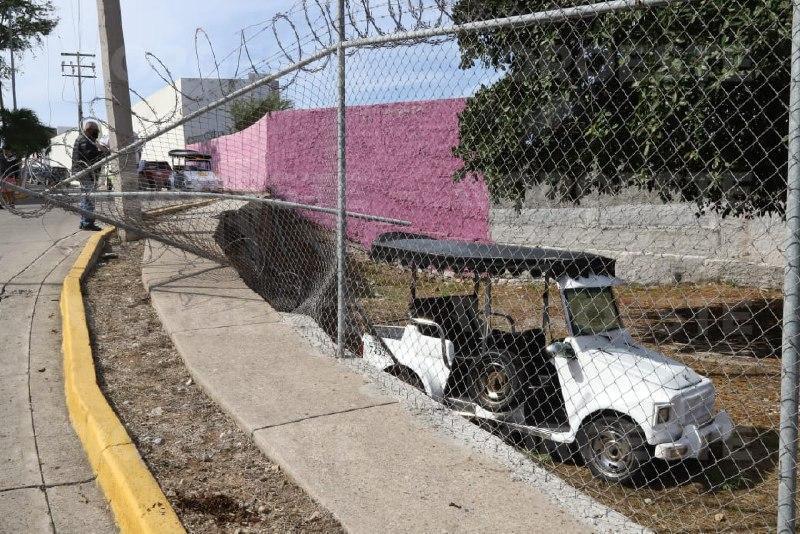 $!Pulmonía vuelca en el Cerro de la Nevería, Mazatlán, tras presunta falla en frenos; reportan lesionados leves