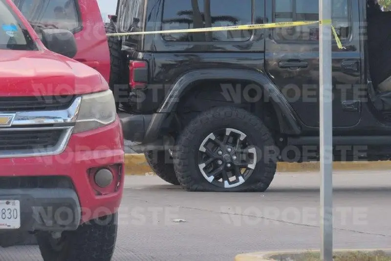 $!Motociclistas disparan para intentar robar un Jeep en la Zona Dorada de Mazatlán