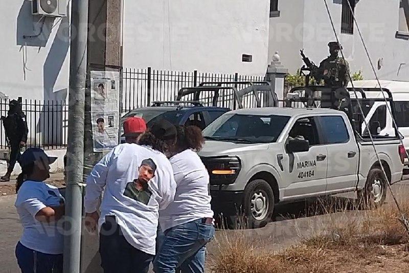 $!Buscadoras pegan fichas en colonias de Mazatlán; denuncian un año sin avances en caso de desaparecido