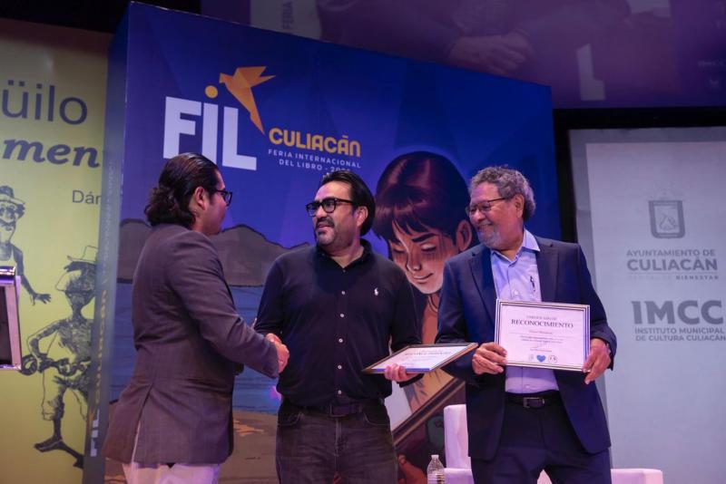 $!El último día de actividades, el alcalde reconoció el apoyo del escritor Élmer Mendoza en la organización.