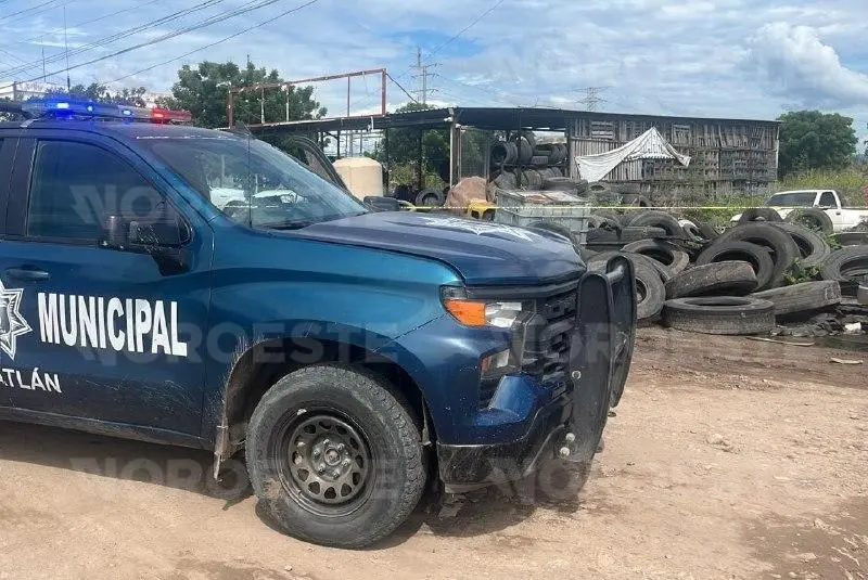 $!Ataque a balazos en llantera de Villa Unión deja un muerto y un herido grave