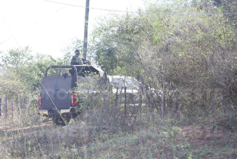 $!Localizan a hombre sin vida en parcela de la carretera Vainillo-El Recodo, en Mazatlán