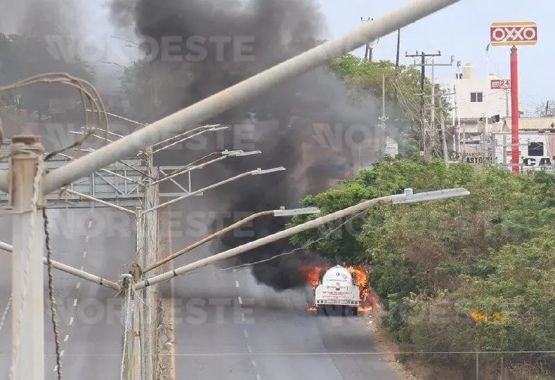 $!Incendio de pipa de gas provoca cierre total de la Carretera Internacional en Mazatlán