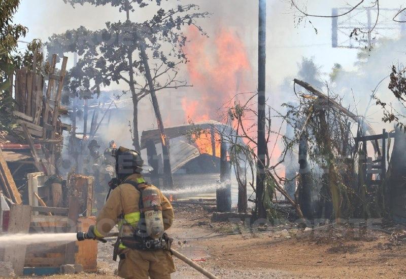 $!Voraz incendio arrasa cinco viviendas en Casa Redonda; vecinos huyen con sus pertenencias