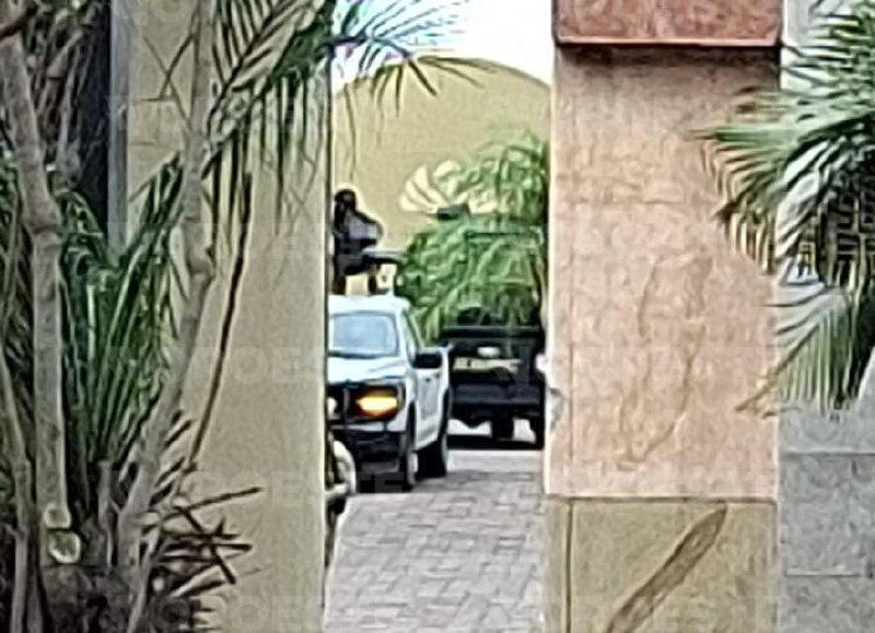 $!Marina y SSPC despliegan operativo en motel de Mazatlán; aseguran una GMC Yukon