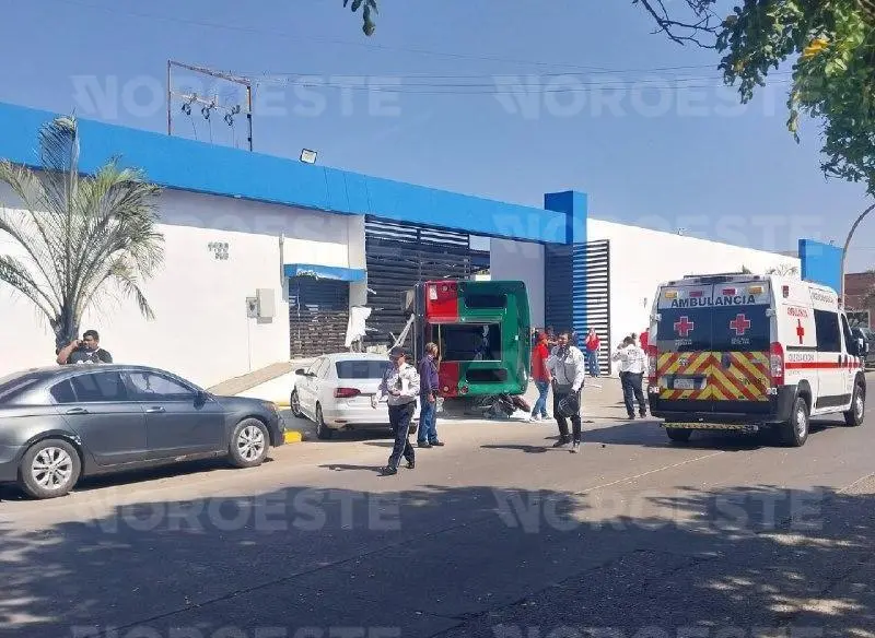 $!Choque y volcadura en Los Mochis deja una mujer muerta y varios vehículos dañados