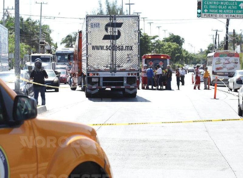 $!Motociclista de 22 años muere arrollada por tráiler en el sur de Mazatlán