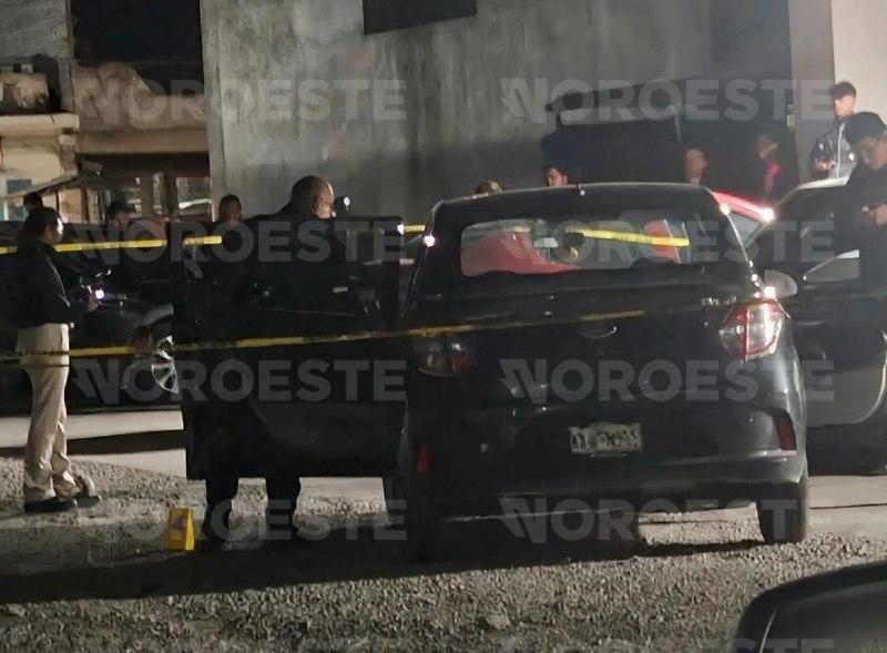 $!Asesinan a una mujer y un hombre en un automóvil en la Colonia Flores Magón, en Mazatlán