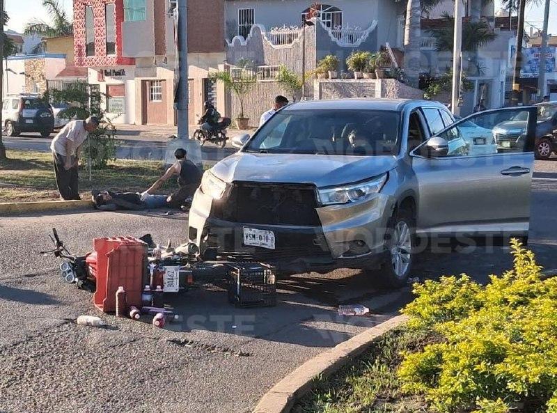 $!Motociclista hospitalizado tras choque en avenida Del Delfín en Mazatlán