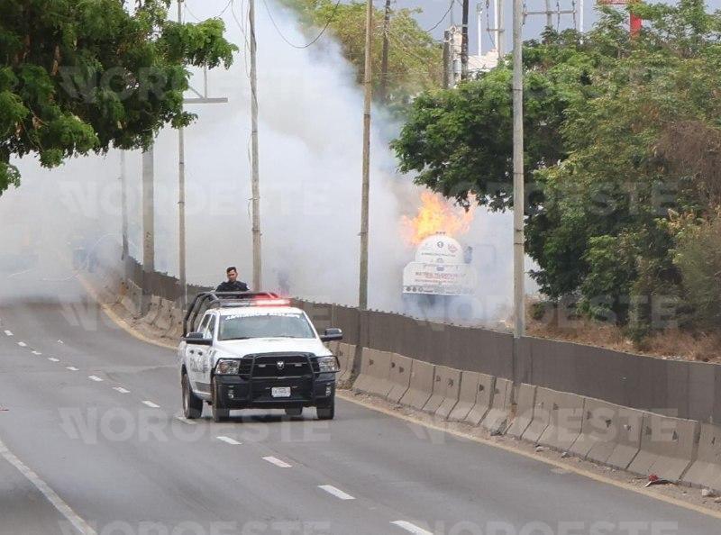 $!Incendio de pipa de gas provoca cierre total de la Carretera Internacional en Mazatlán
