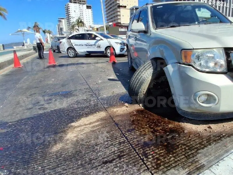 $!Choque en avenida del Mar colapsa la circulación en Mazatlán; no hubo lesionados