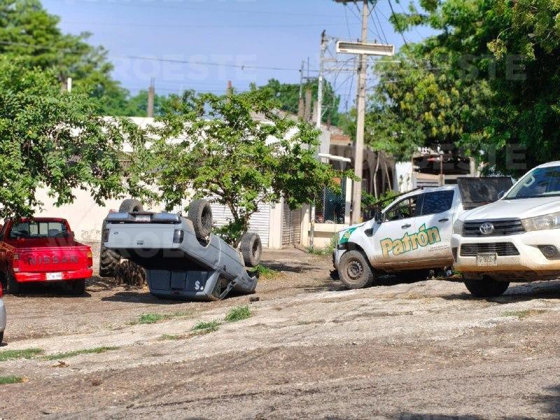$!Evita choque contra camión y termina impactando una camioneta en El Rosario