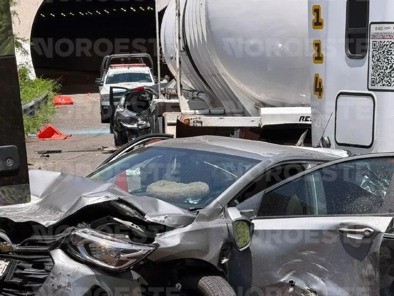 $!Cierran autopista Durango-Mazatlán por choque en El Carrizo; deja un muerto y cinco heridos