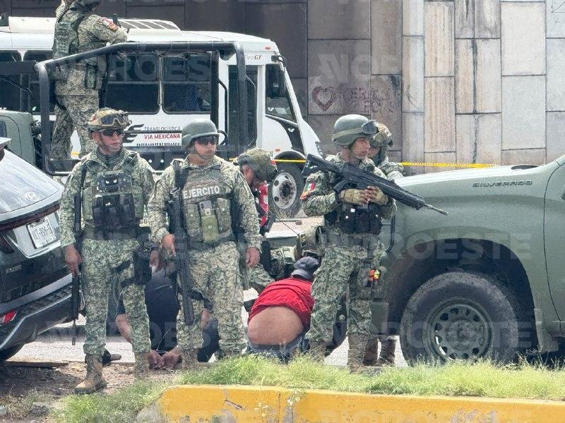 $!Persecución del Ejército a civiles armados termina en choque y dos detenidos al sur de Culiacán