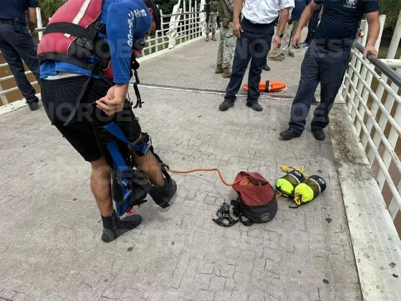 $!Hallan maleta sumergida en el río Tamazula en Culiacán; solo contenía basura