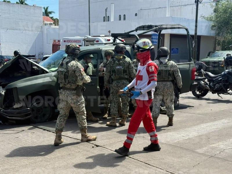 $!Choque entre camioneta del Ejército y vehículo de reparto deja varios lesionados en el Centro de Culiacán