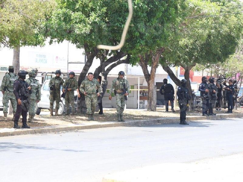 $!Hombre es atacado a tiros frente a torre de condominios en Mazatlán; agresores le disparan más de 15 veces