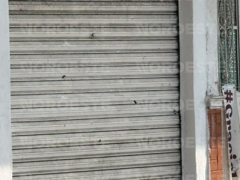 $!Balean local abandonado en la avenida Insurgentes de Mazatlán