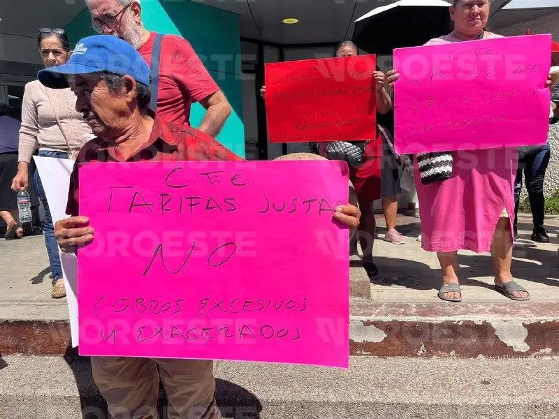 $!Habitantes de Villa Juárez, Navolato, reclaman ante CFE por cobros excesivos de la energía eléctrica