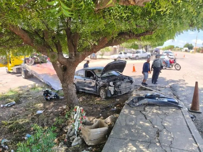 $!Choque en la México 15 deja dos heridos; auto termina volcado en El Rosario