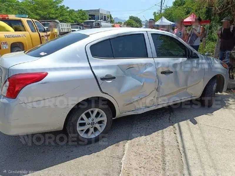 $!Menor de 17 años resulta gravemente herido tras chocar en motocicleta contra un automóvil en El Rosario