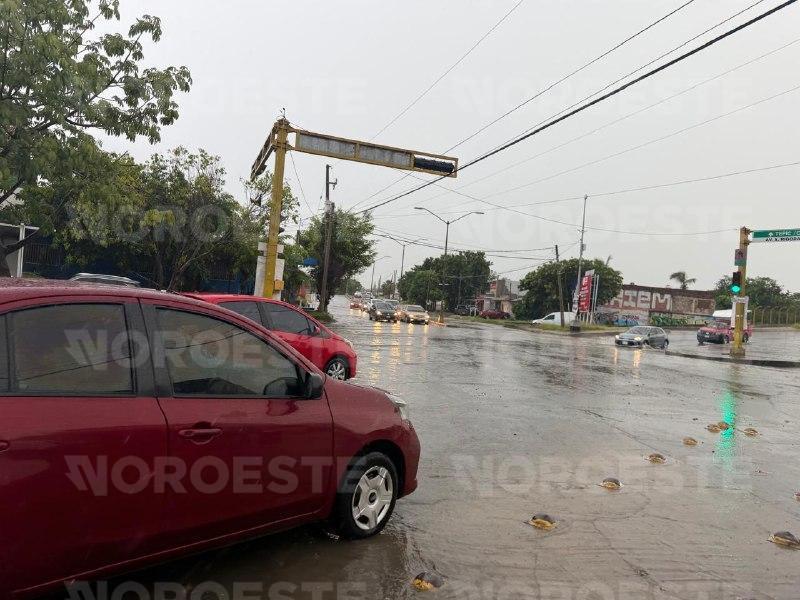 $!Azotan fuertes lluvias con tormenta eléctrica amplias zonas de Mazatlán este jueves