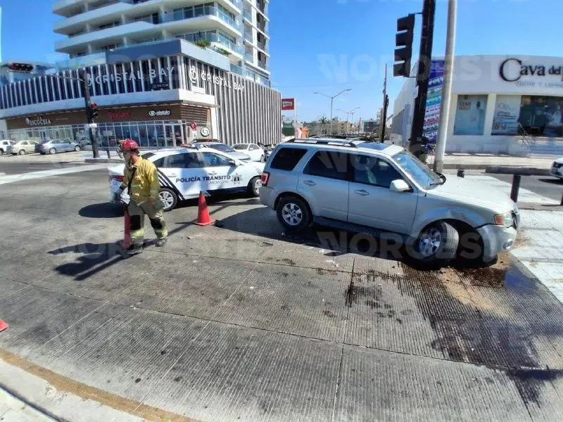 $!Choque en avenida del Mar colapsa la circulación en Mazatlán; no hubo lesionados
