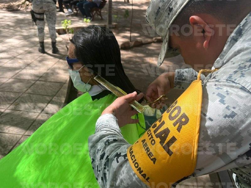 $!Corte de cabello y salud: Guardia Nacional sale a las calles de Culiacán por proximidad social