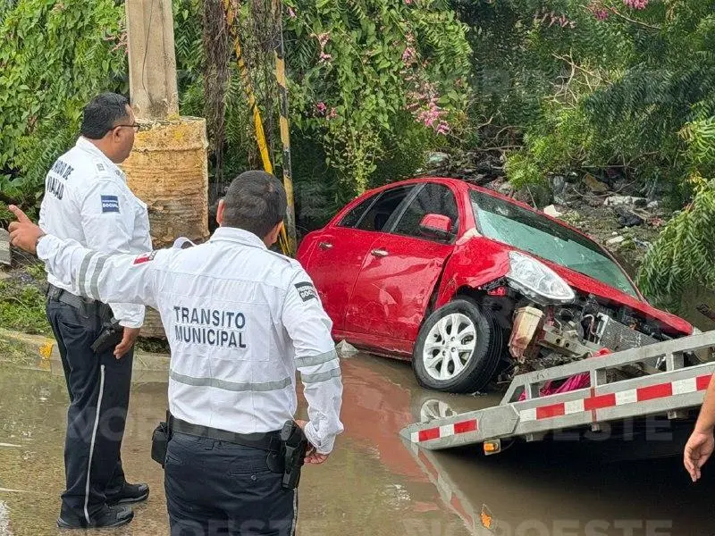 $!Lluvia en Mazatlán deja carro arrastrado por la corriente, caída de árboles, apagones, inundaciones y encharcamientos en vialidades