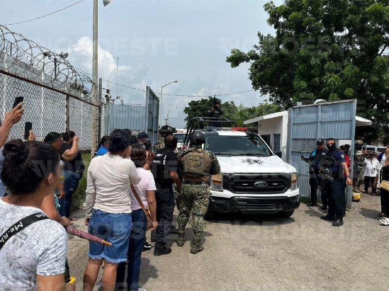 $!Representante del penal de Mazatlán pide calma a familiares de internos tras el enfrentamiento