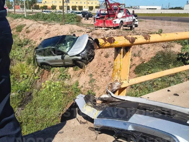 $!Dos mujeres resultan lesionadas tras volcar y caer al Dren Bayoneta en la Zona Industrial de Los Mochis