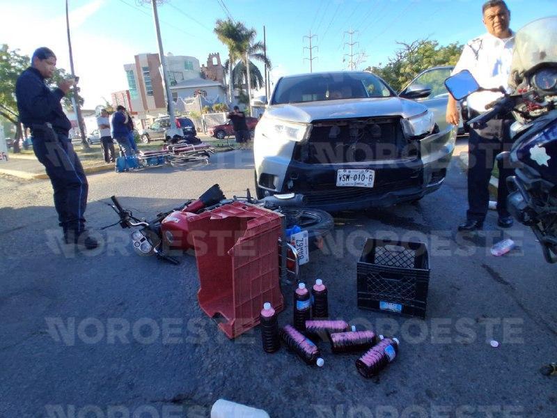 $!Motociclista hospitalizado tras choque en avenida Del Delfín en Mazatlán