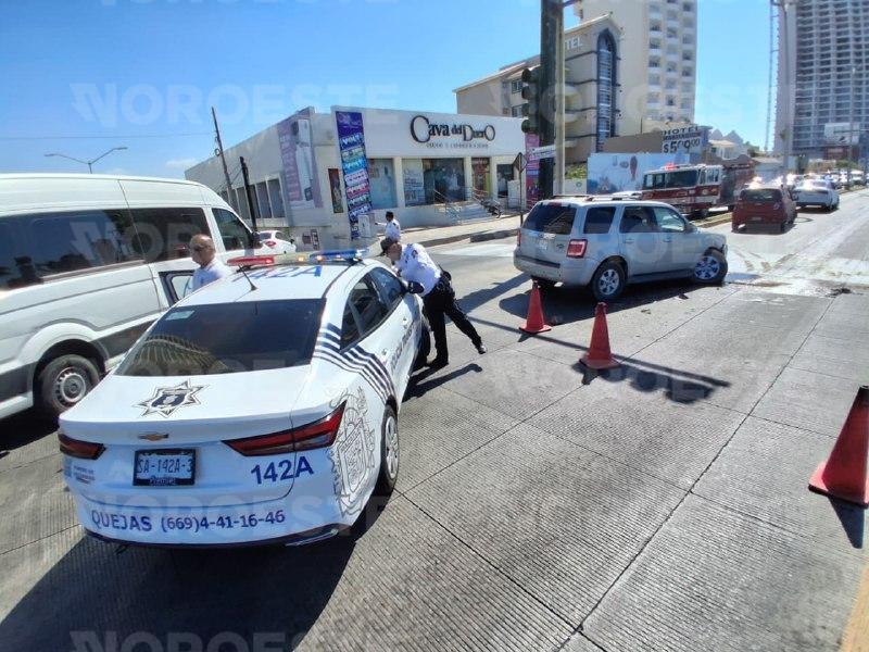 $!Choque en avenida del Mar colapsa la circulación en Mazatlán; no hubo lesionados