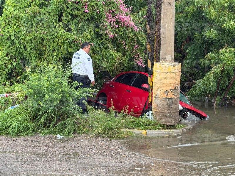 $!Lluvia en Mazatlán deja carro arrastrado por la corriente, caída de árboles, apagones, inundaciones y encharcamientos en vialidades