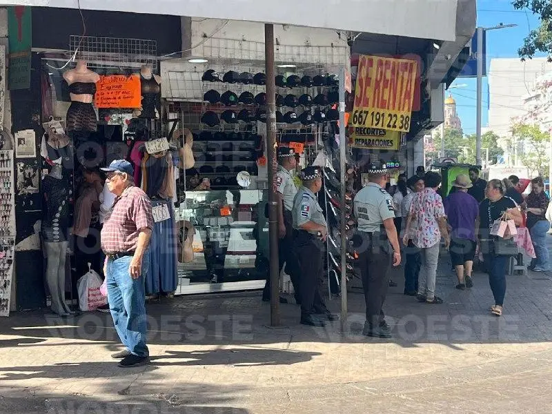 $!Corte de cabello y salud: Guardia Nacional sale a las calles de Culiacán por proximidad social