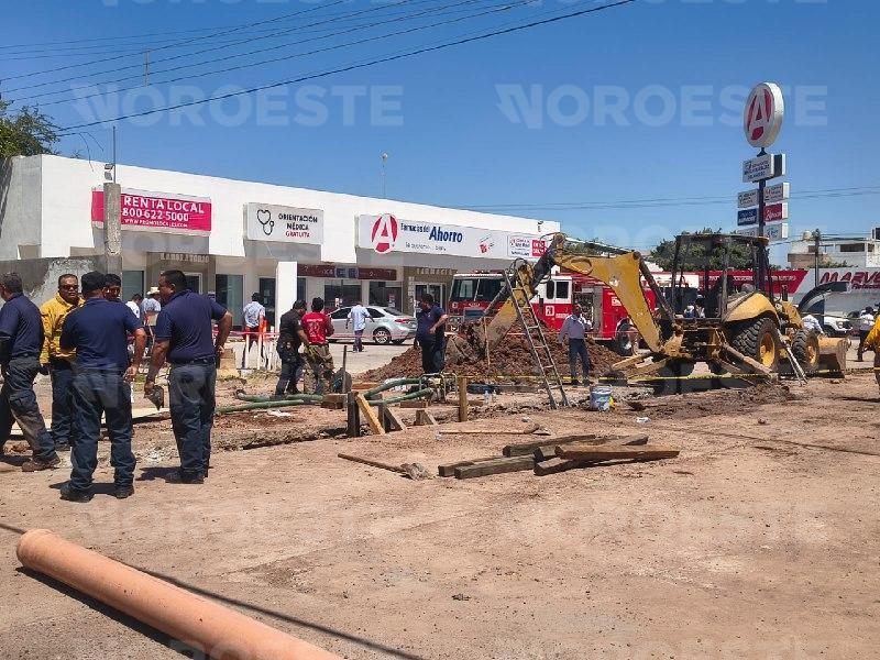 $!Rescatan a trabajadores de la Japama atrapados por alud de tierra en Los Mochis