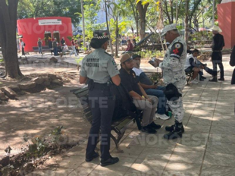 $!Corte de cabello y salud: Guardia Nacional sale a las calles de Culiacán por proximidad social