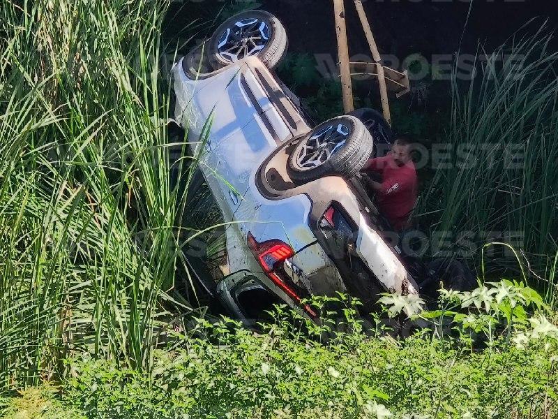 $!Dos mujeres resultan lesionadas tras volcar y caer al Dren Bayoneta en la Zona Industrial de Los Mochis