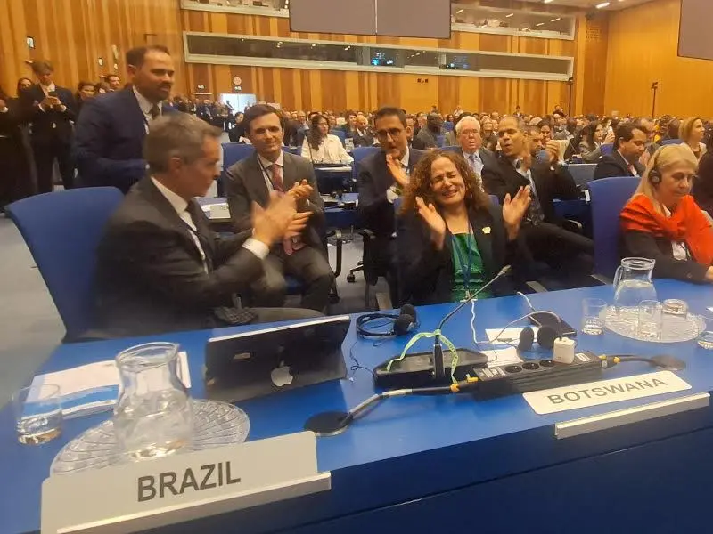 $!La delegación de Brasil celebra la decisión de la ONU de aprobar la resolución para iniciar la construcción de un Protocolo sobre delitos ambientales transnacionales.