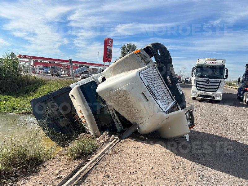 $!Cae camión con 15 toneladas de maíz al Canal Lateral 18 en Los Mochis